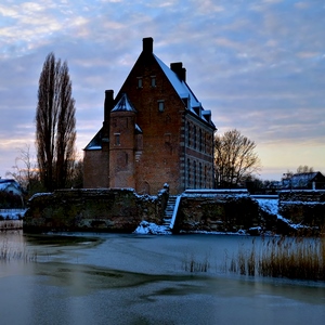 Château des comtes de Mouscron et douves gelées - Belgique  - collection de photos clin d'oeil, catégorie paysages